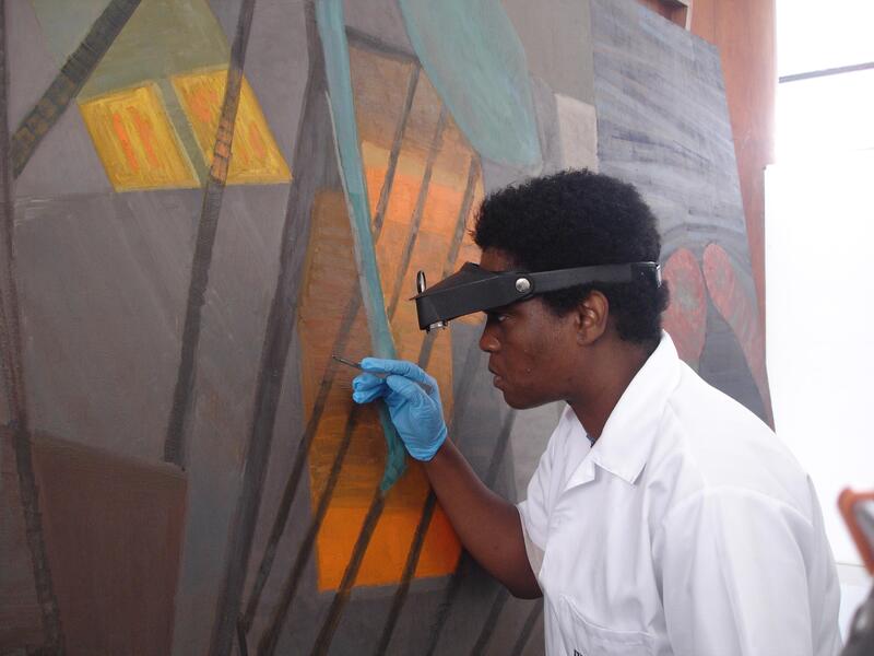 Ateliê aberto de restauro dos painéis Guerra e Paz