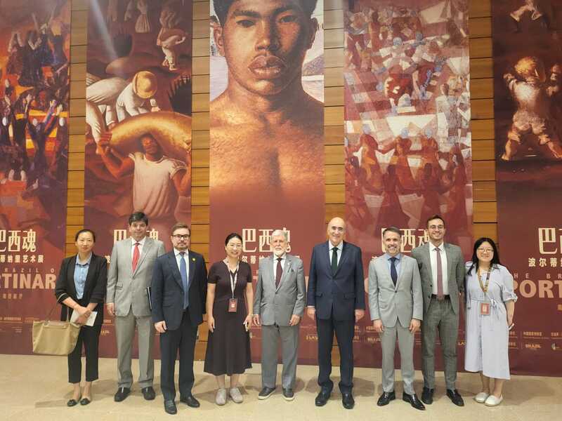 Visita do embaixador Celso Amorim a Exposição O Brasil de Portinari no Museu Nacional da China