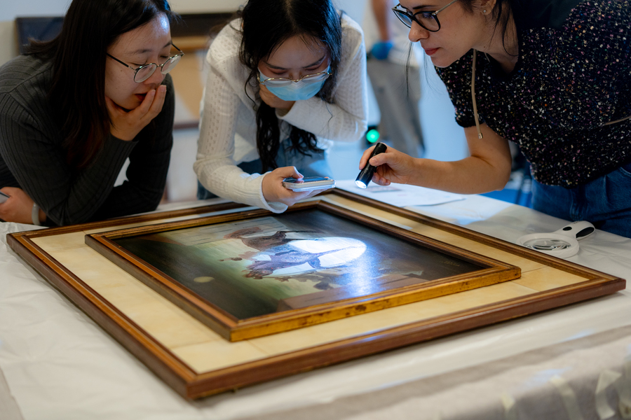 Montagem da Exposição O Brasil de Portinari no Museu Nacional da China