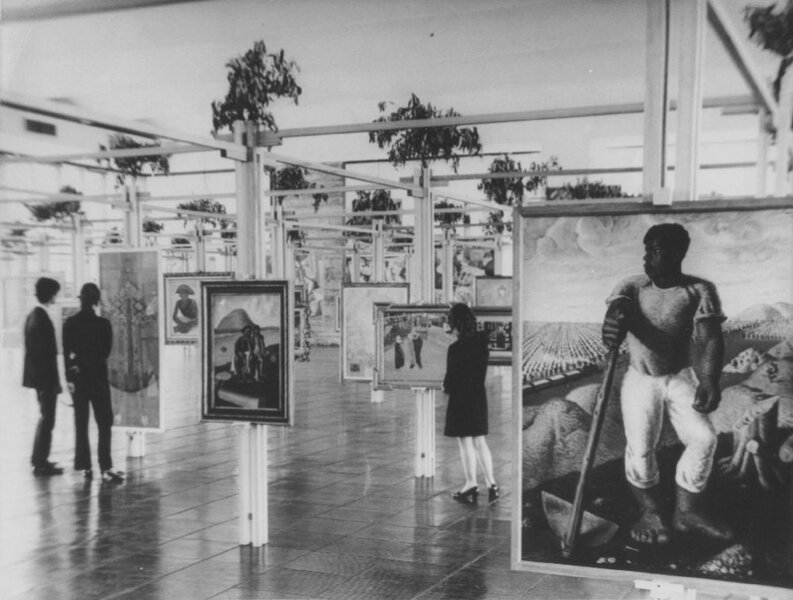 Espaço cenográfico da Exposição Cem obras Primas de Portinari no Museu de Arte de São Paulo