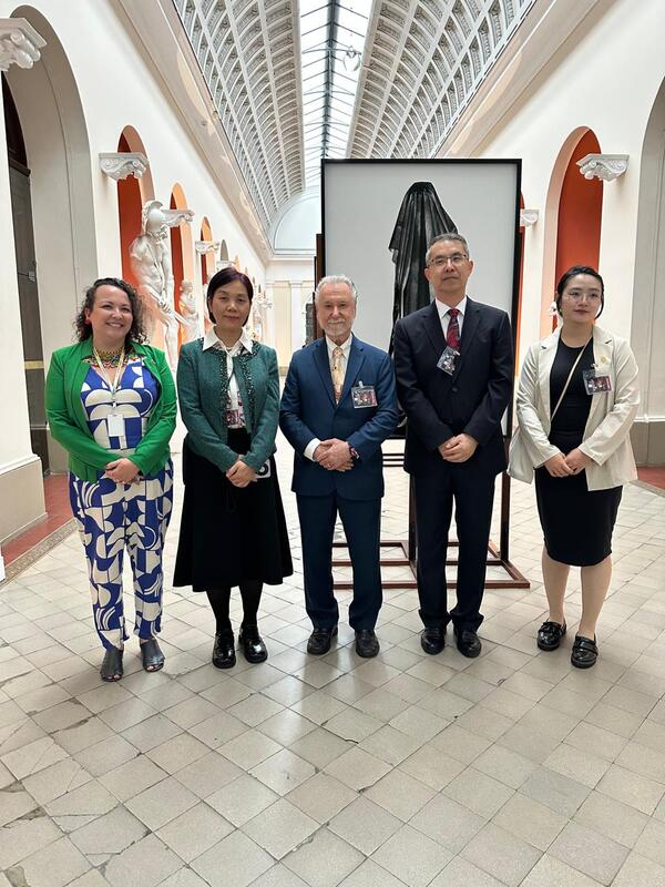 João Candido Portinari e comitiva chinesa durante visita ao Museu Nacional de Belas Artes