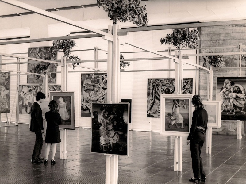 Espaço cenográfico da Exposição Cem obras Primas de Portinari no Museu de Arte de São Paulo